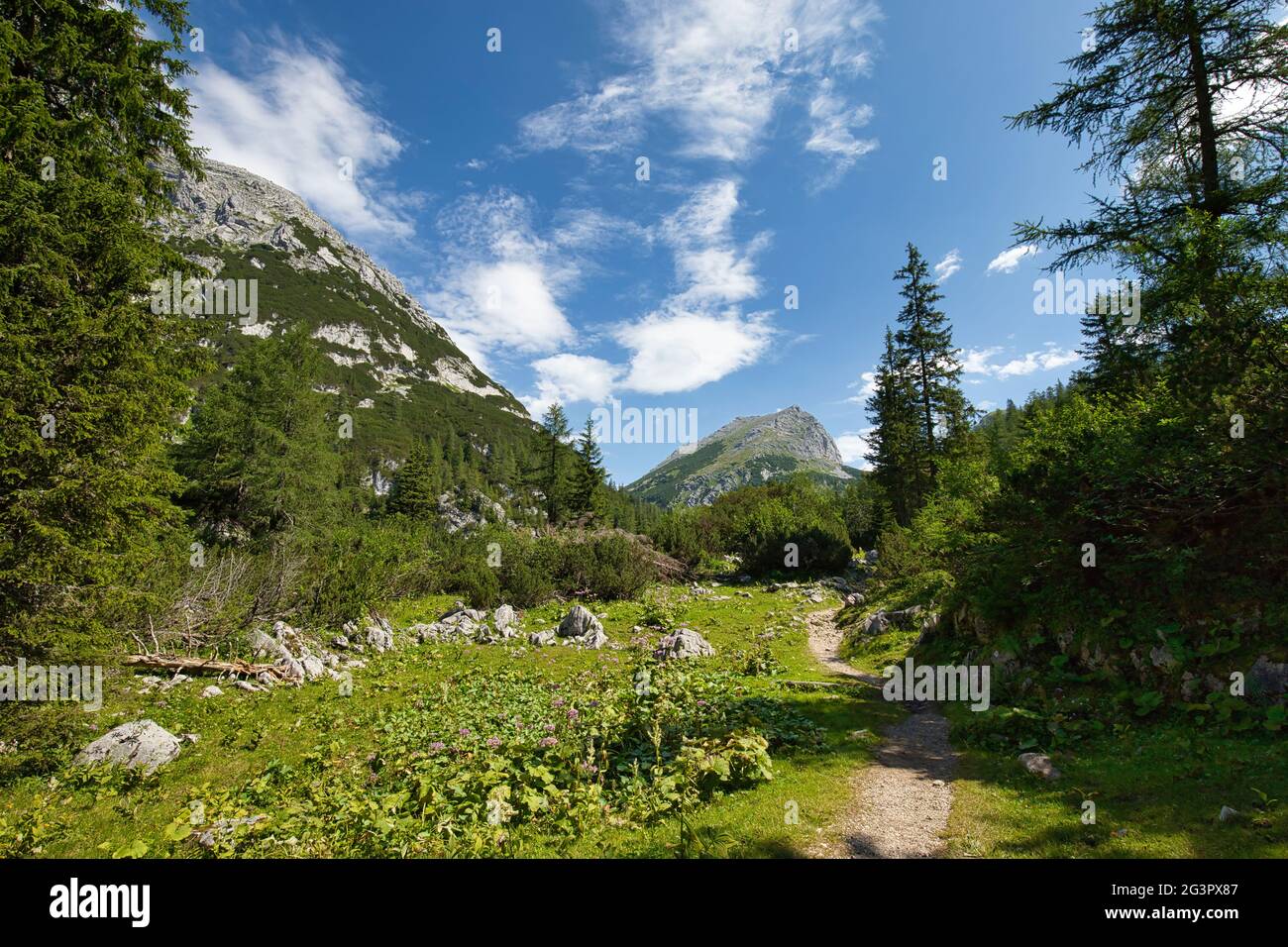 Wanderweg durch die steirischen Berge im Nationalpark Gesäuse in Österreich Stockfoto
