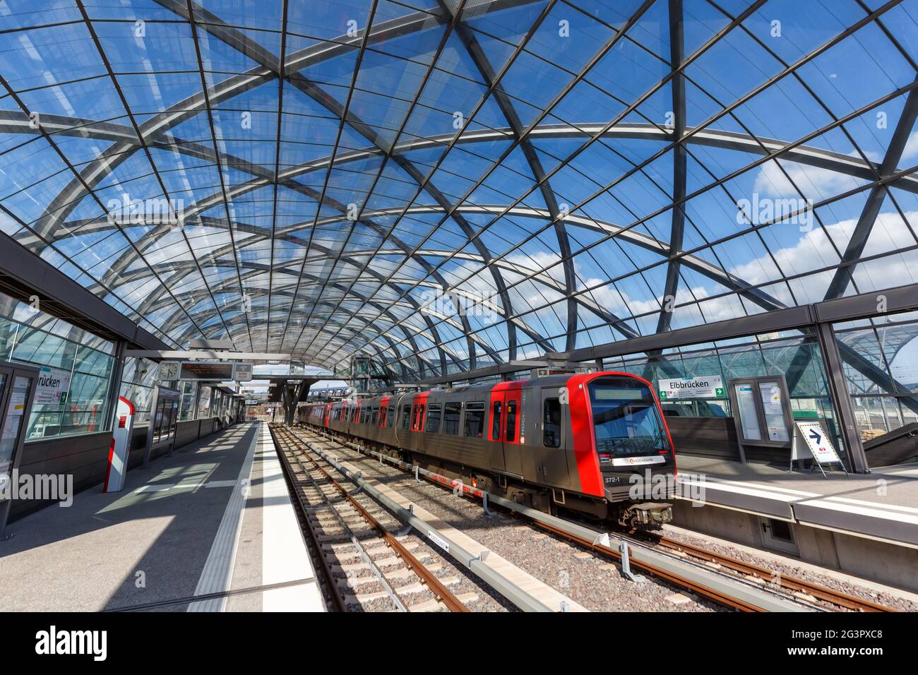 Hamburg, Deutschland - 21. April 2021: Hochbahn U-Bahn Linie U4 Station Elbbrücken in Hamburg, Deutschland. Stockfoto