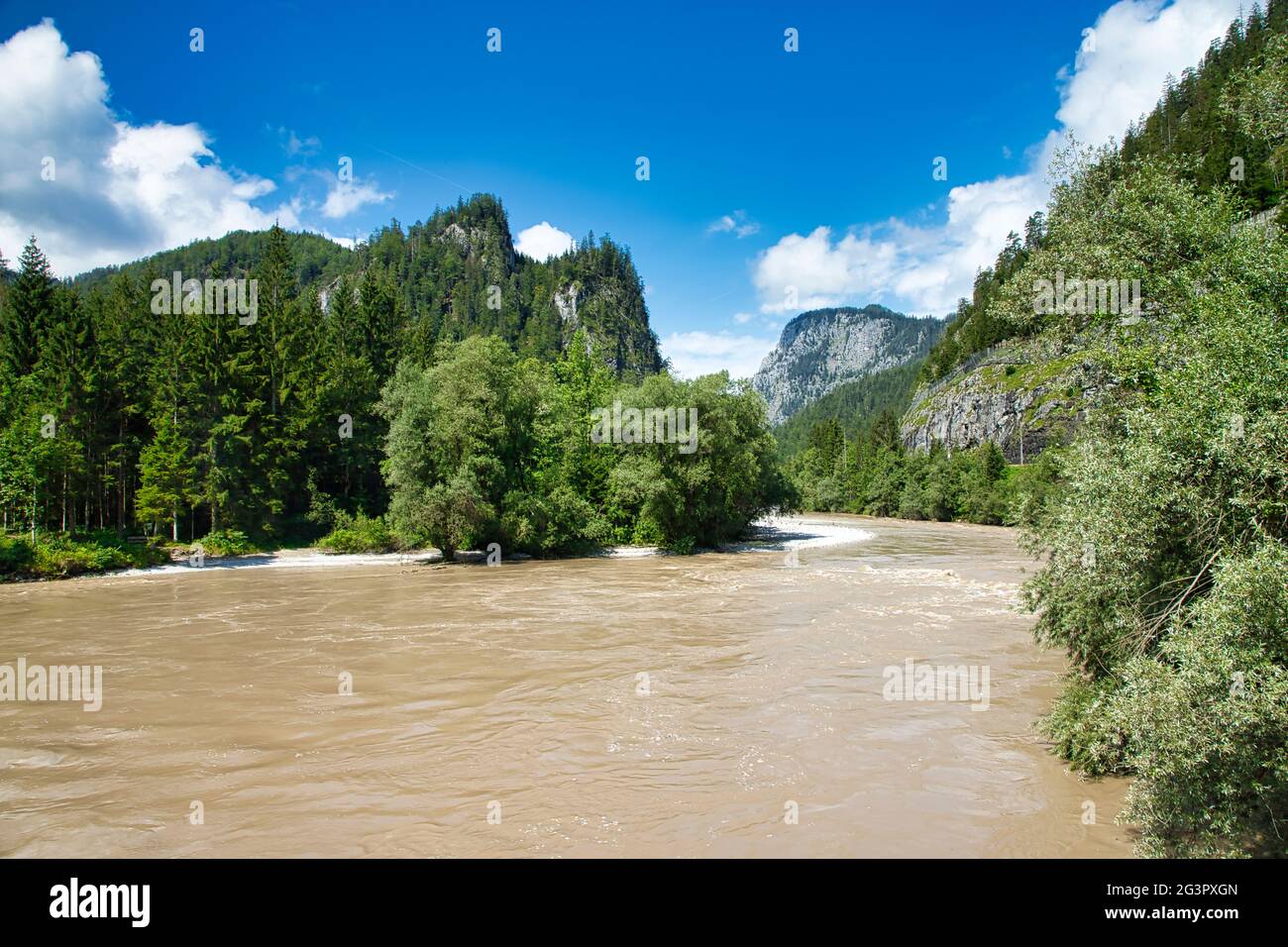 Bräunliches Wasser nach Regen in der Enns, Nationalpark Gesäuse, Österreich Stockfoto