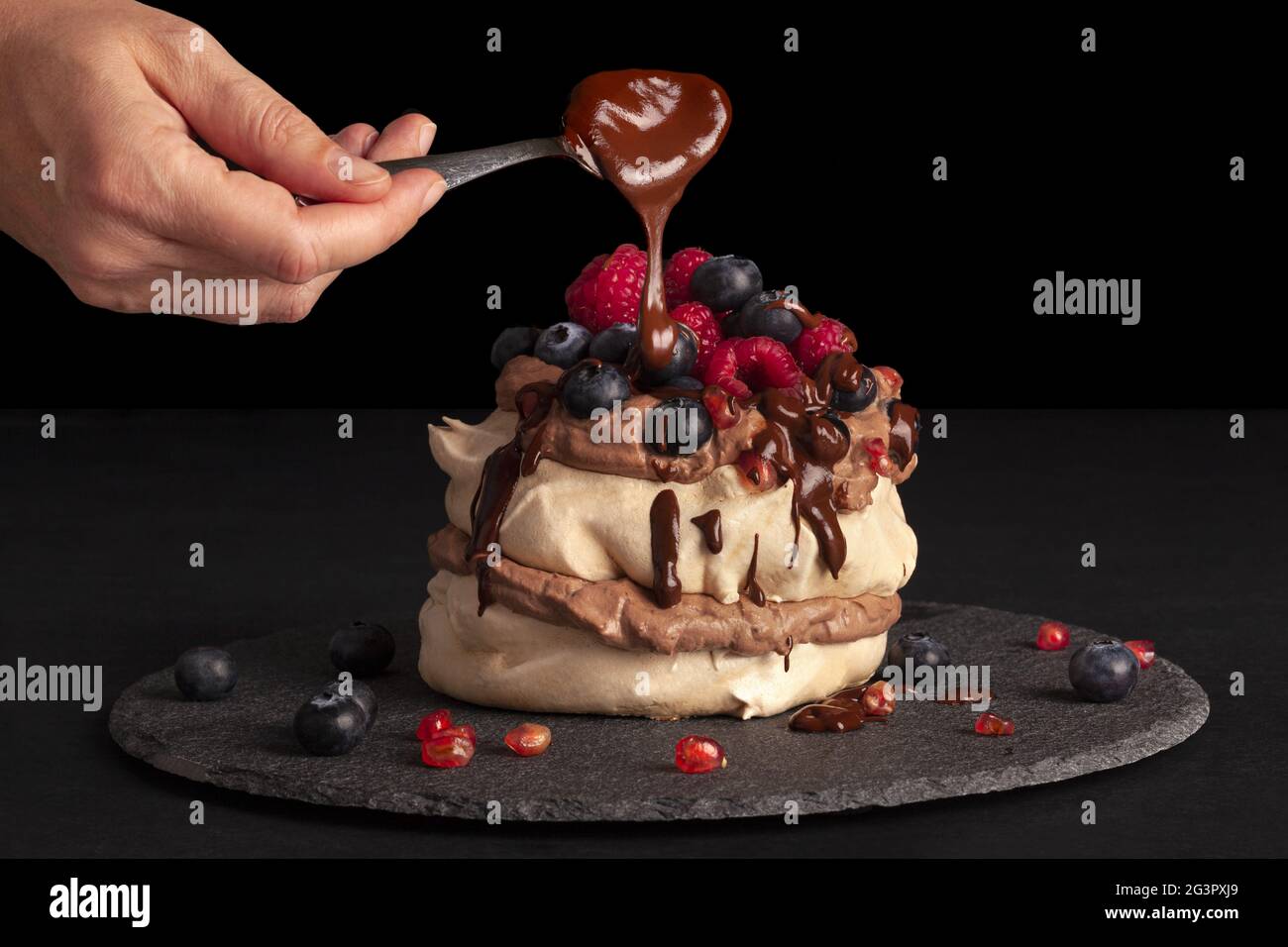 Meringue Dessert Pavlova mit frischen Brombeeren und Himbeeren. Stockfoto