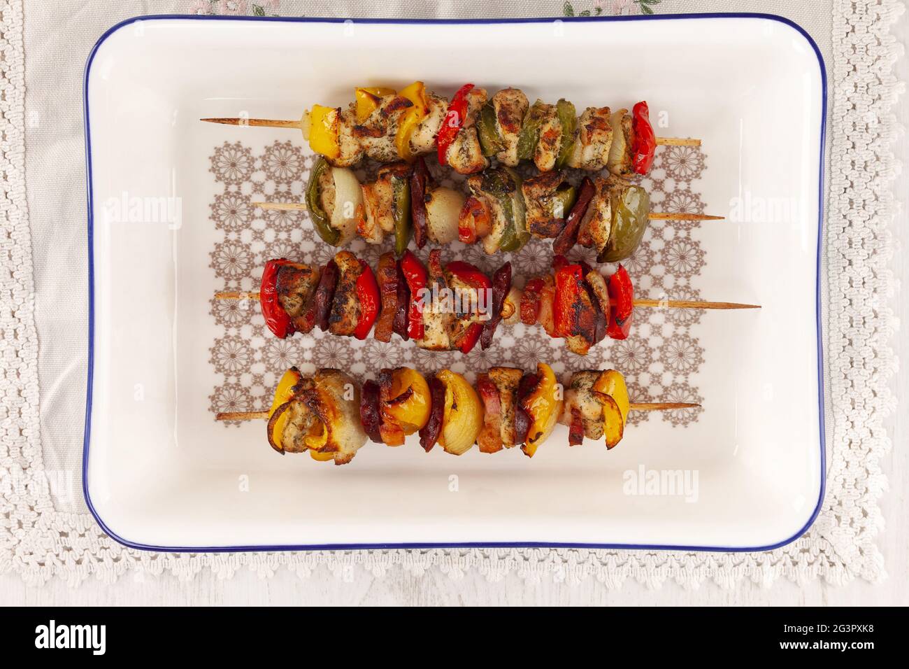 BBQ Fleisch auf Holzspieße in Tablett. Draufsicht, flach liegend. Stockfoto