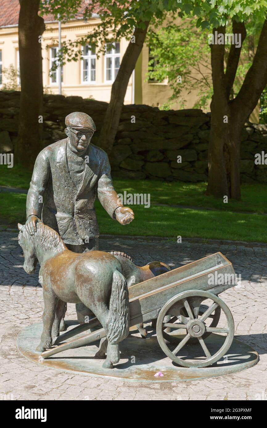 Skulptur alles für Kinder. Gewidmet dem echten Mann Lars H Lende (1882 â €“ 1971) Stockfoto Skulptur alles für Kinder. Gewidmet dem echten Mann Lars H Lende (1882 â €“ 1971) Stockfoto