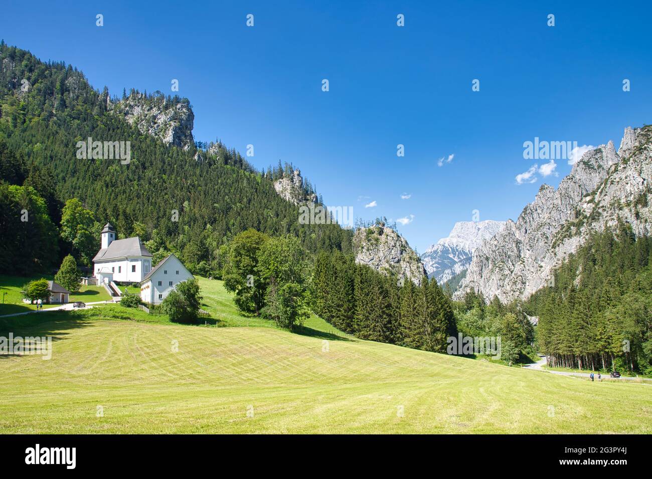 ÖSTERREICH, STEIERMARK, JOHNSBACH - 01. AUGUST 2020: Kirche des Friedhofs für Bergsteiger im Johnsbach-Tal in Österreich. Stockfoto