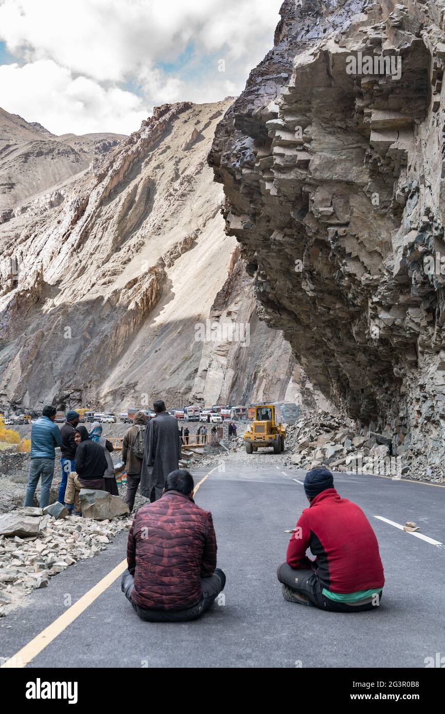 Die Gruppe der LKW-Fahrer wartet, wenn die Straße frei sein wird wegen Erdrutsch Stockfoto