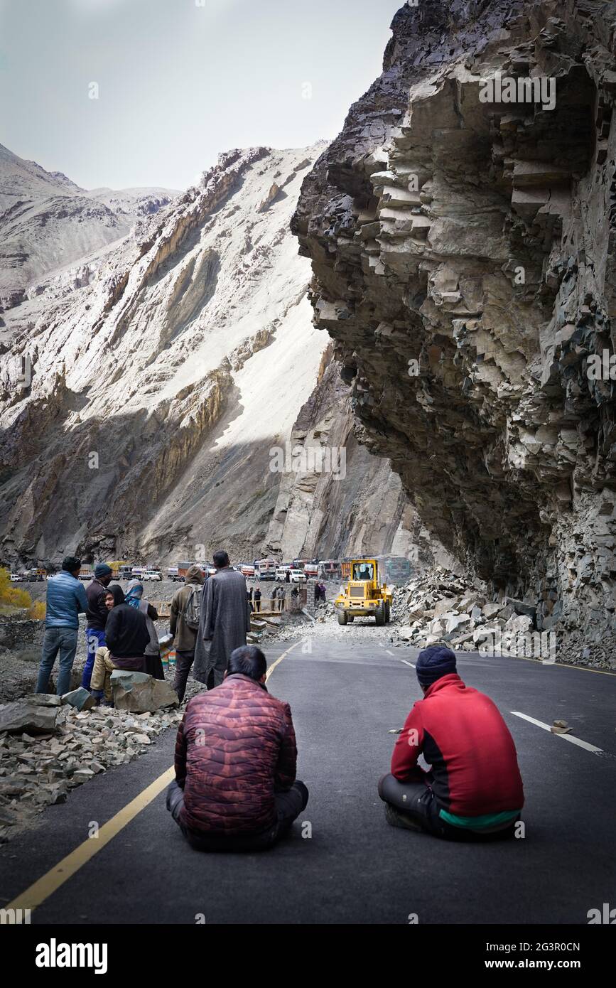 Die Gruppe der LKW-Fahrer wartet, wenn die Straße frei sein wird wegen Erdrutsch Stockfoto