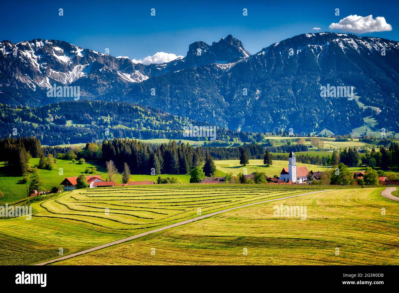 DE - BAVARIA: Alpenlandschaft in Zell bei Eisenberg im Allgäu Stockfoto