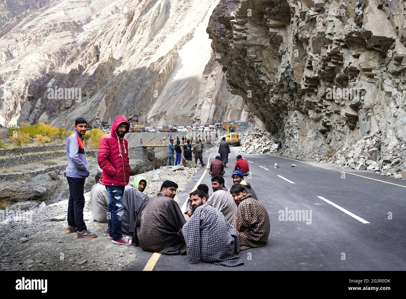 Die Gruppe der LKW-Fahrer wartet, wenn die Straße frei sein wird wegen Erdrutsch Stockfoto