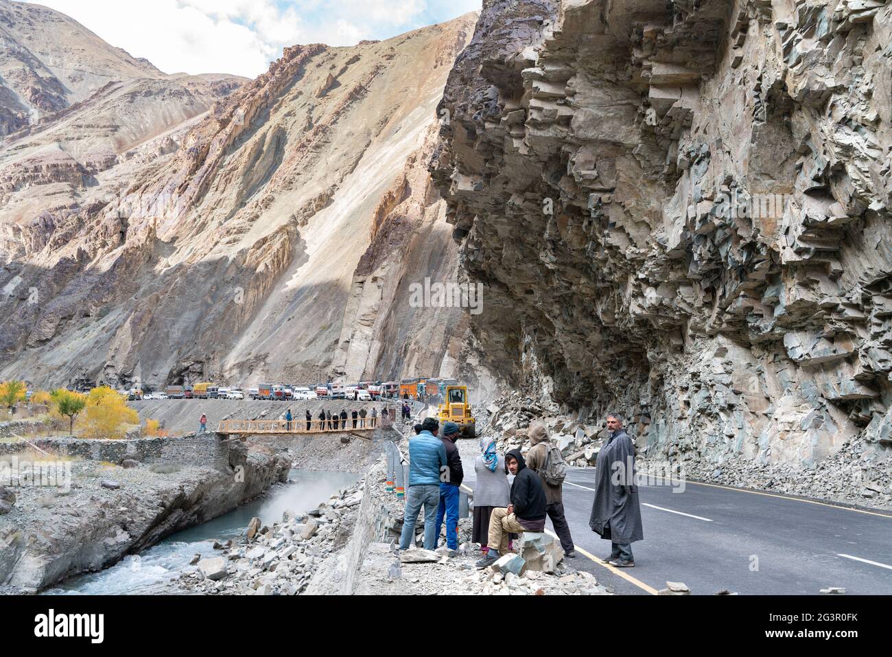 Die Gruppe der LKW-Fahrer wartet, wenn die Straße frei sein wird wegen Erdrutsch Stockfoto