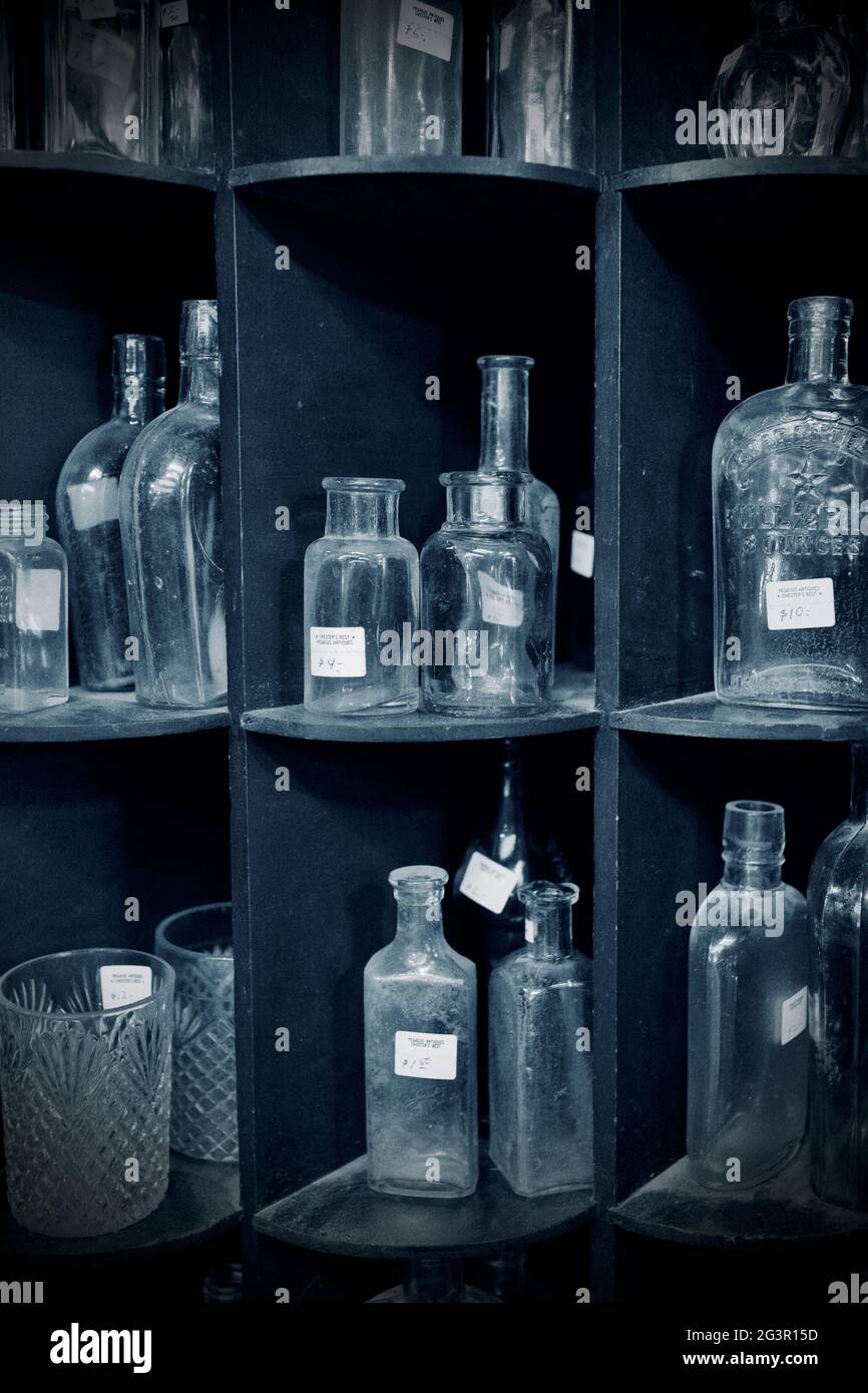 Alte Sammlerflaschen im Antiquitätengeschäft in Chester, New Jersey, USA Stockfoto