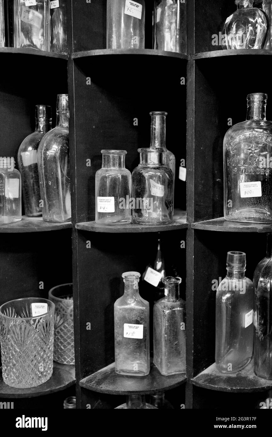 Alte Sammlerflaschen im Antiquitätengeschäft in Chester, New Jersey, USA Stockfoto