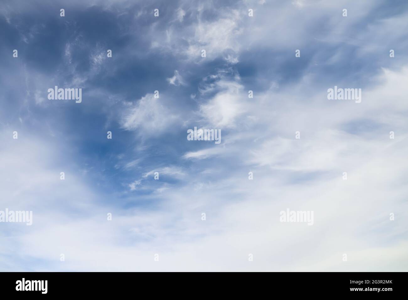 Blauer Himmel mit weißen Wolken am Tag, natürliche Hintergrund Foto Textur Stockfoto