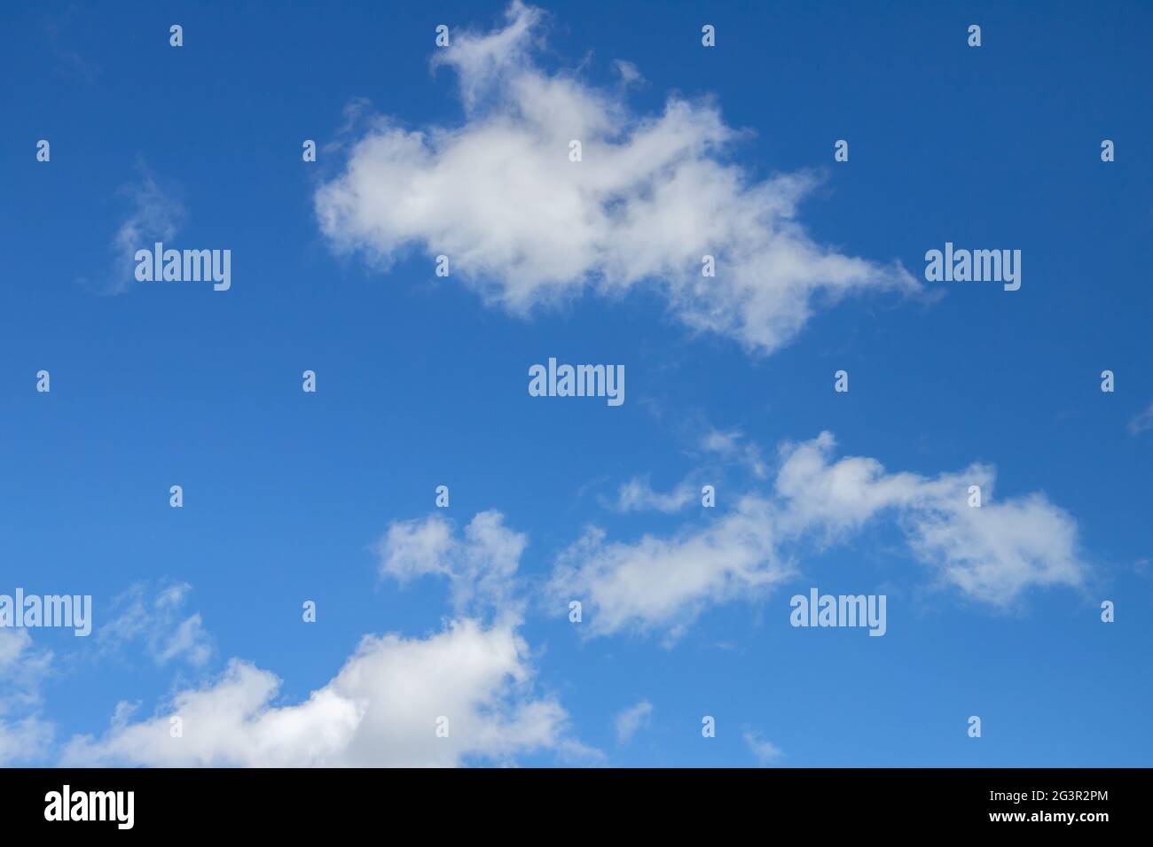 Blauer Himmel mit weißen Cumulus-Wolken am Tag. Natürliches Hintergrundfoto Stockfoto