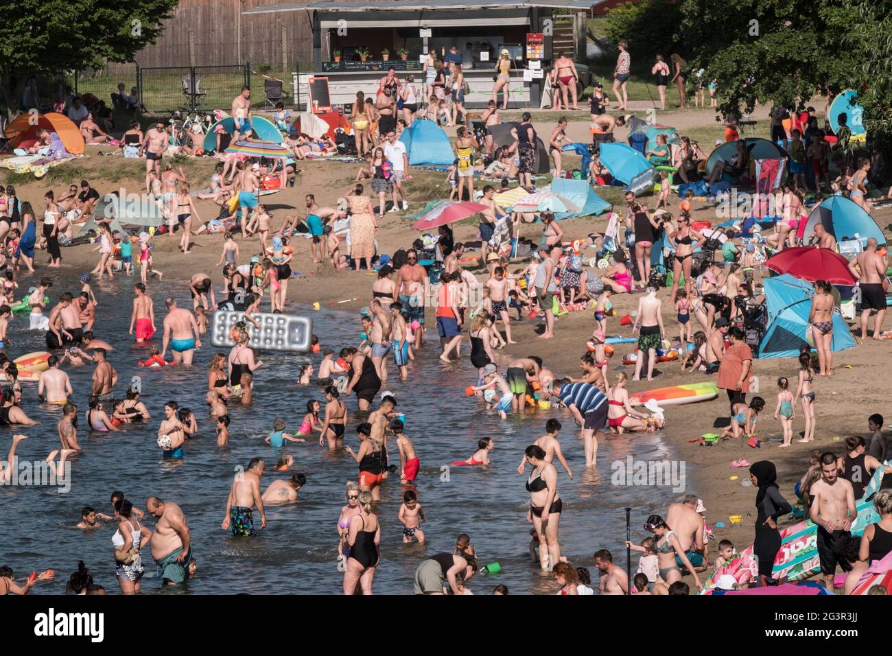 Überfüllter Strand am Hohendeicher See, bzw. Oortkatensee im Hamburger Osten Stockfoto