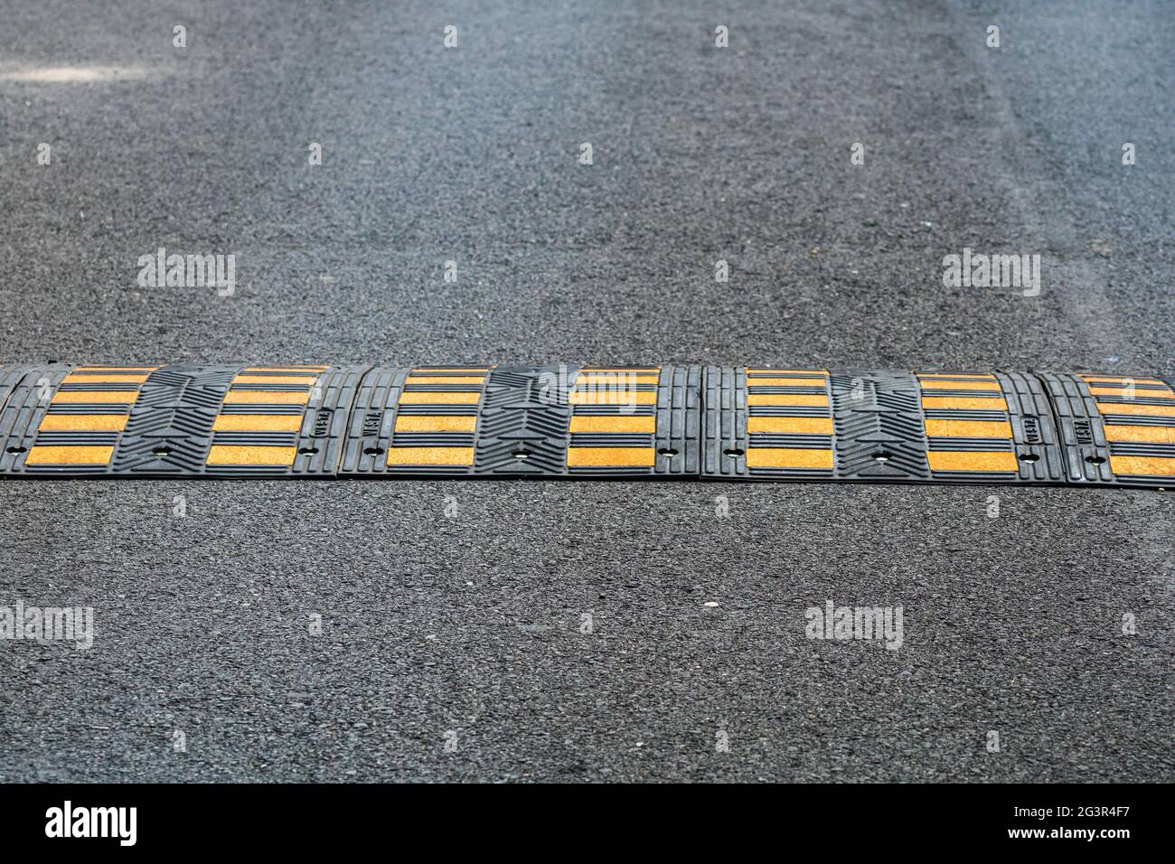 Verkehrssicherheit Geschwindigkeitseinfluss auf einer asphaltierten Straße auf einem Parkplatz Stockfoto