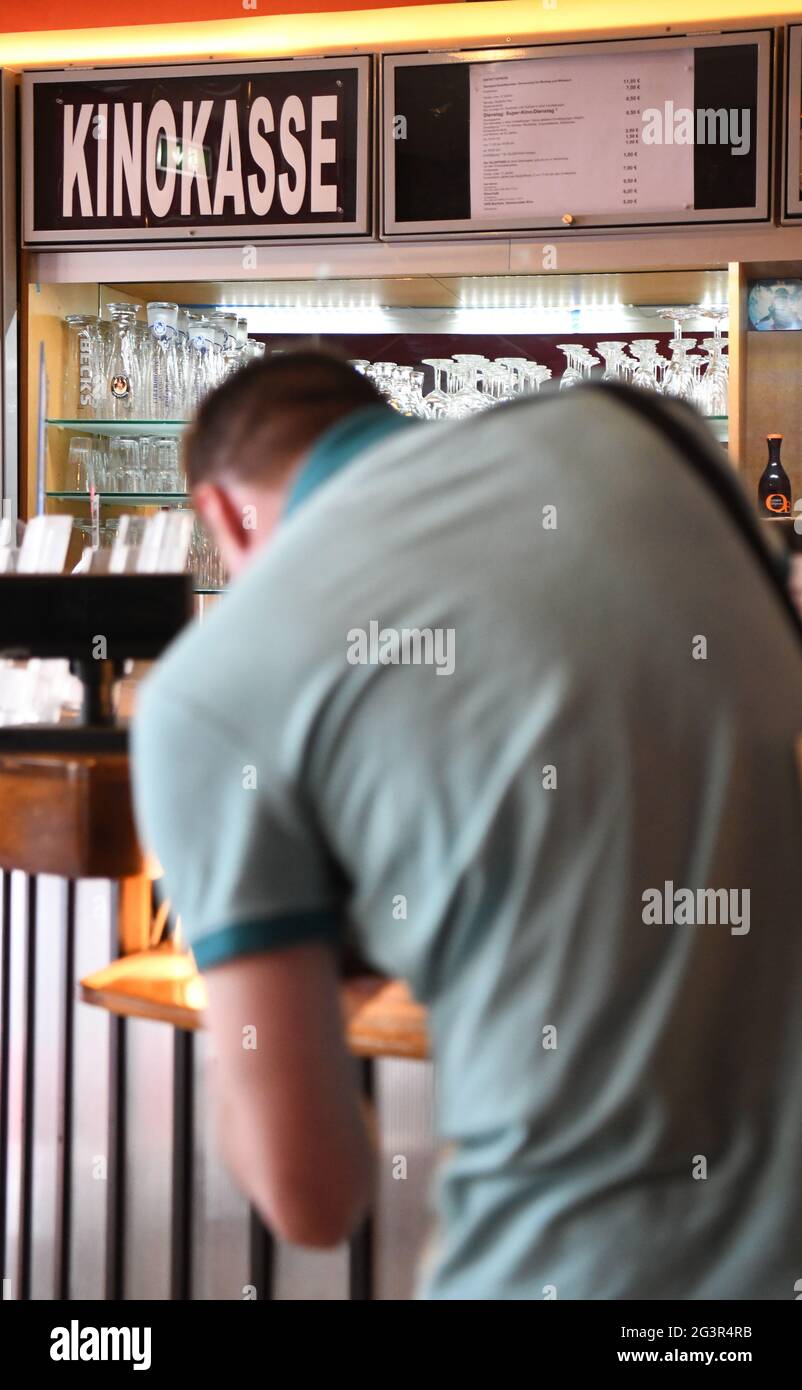 Bochum, Deutschland. Juni 2021. Ein Zuschauer kauft eine Kinokarte im Kino Casolso. Die meisten Kinos werden erst am 01. Juli nach der Corona-Pause wieder eröffnet. Das Cascaso ist eines der ersten Kinos, das der Öffentlichkeit wieder Filme zeigt. Quelle: Caroline Seidel/dpa - ACHTUNG: Nur im Vollformat verwenden/dpa/Alamy Live News Stockfoto