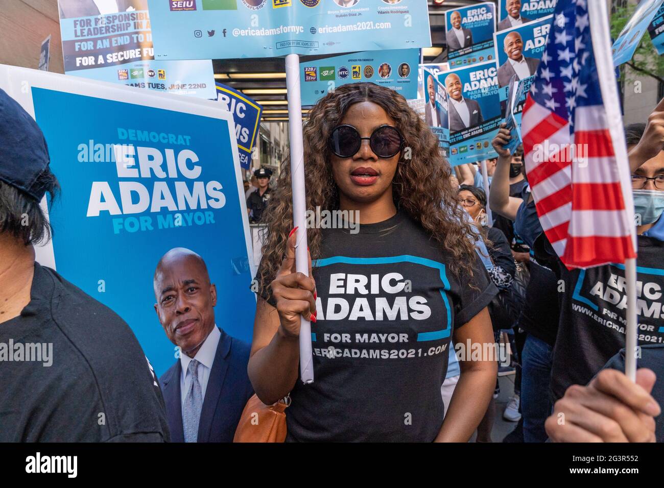 New York, Usa. Juni 2021. Ein Unterstützer des bürgermeisterlichen Kandidaten Eric Adams hält vor der dritten Fernsehdebatte für das Bürgermeisterrennen in New York City ein Plakat vor den NBC-Studios. Kredit: SOPA Images Limited/Alamy Live Nachrichten Stockfoto