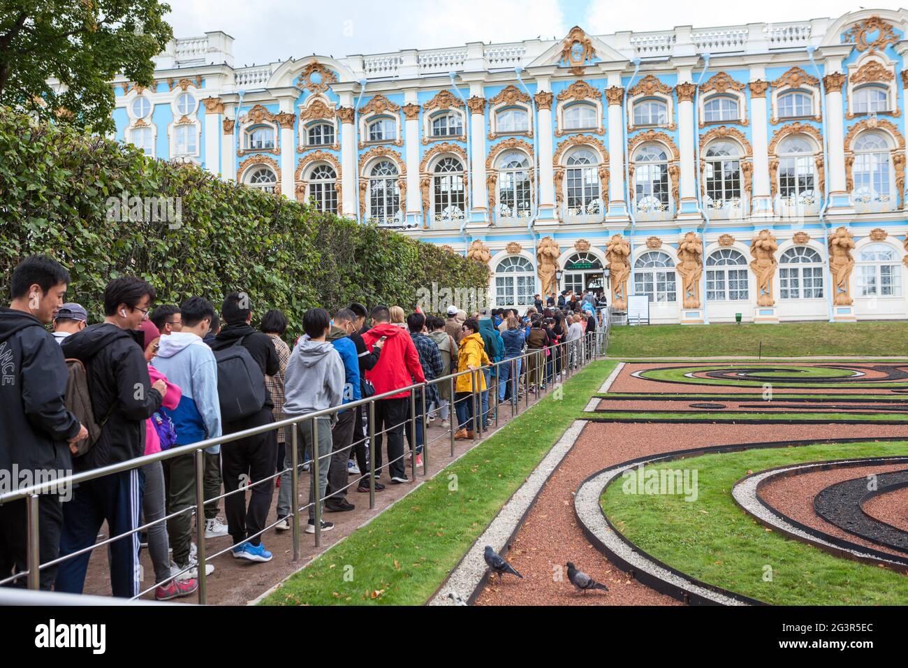 Puschkin-Stadt, Sankt-Petersburg, Russland-um Aug, 2019: Viele Besucher stehen lange Schlange, um den Bernsteinsaal des Großen Katharinenpalastes zu besuchen. M Stockfoto
