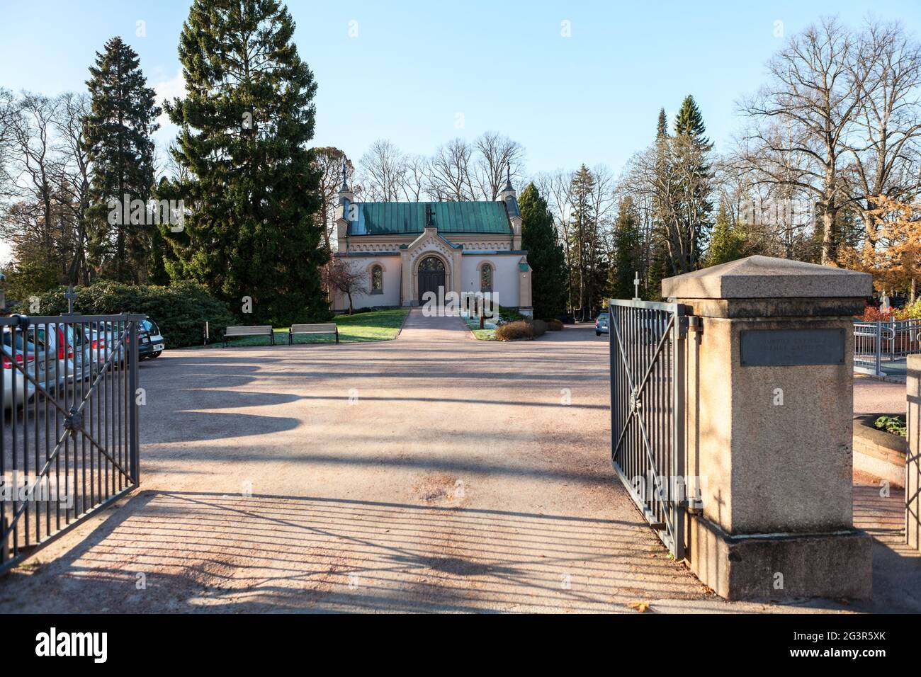 Helsinki, Finnland-um 2019. November: Die alte Kapelle von Hietaniemi befindet sich auf dem Friedhof. Geöffnete Eingangstore zum Territorium. Es befindet sich in der Nähe der Kreuzung Stockfoto