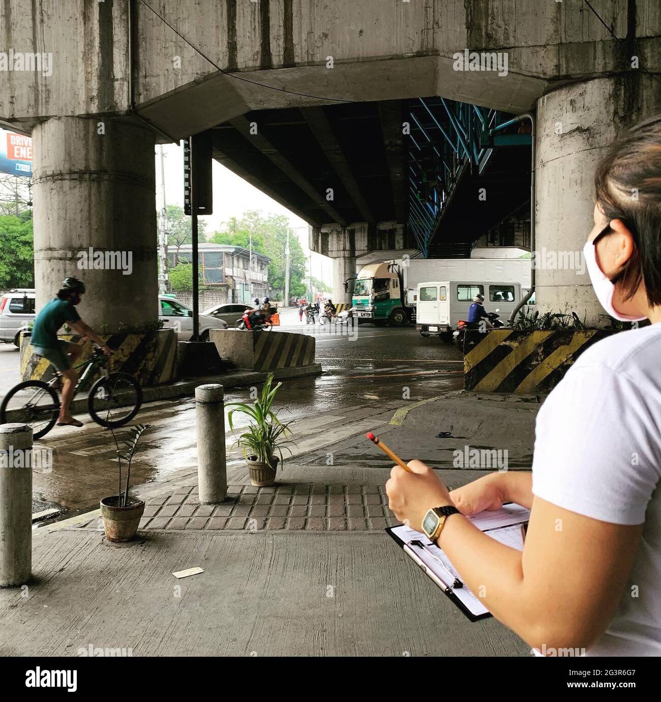 Freiwillige zählen Fahrräder in einigen der verkehrsreichsten Straßen in Metro Manila, während sie Daten gesammelt haben, die helfen werden, die Notwendigkeit für eine sicherere und effizientere Fahrradkultur im Land zu ermitteln. Philippinen. Stockfoto