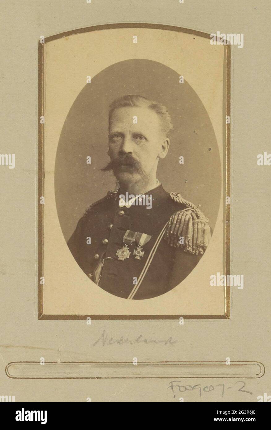 Porträt eines (vermutlich) niederländischen Soldaten. Teil des Albums mit Cartes-de-Visite und Kabinettfotos von Soldaten in Uniform. Stockfoto