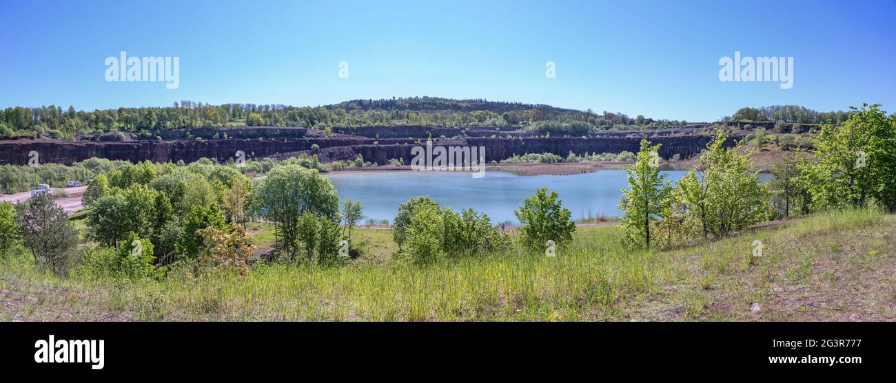 Kinnekulle alter geologischer Fels oder Steinbruch Panorama, türkisfarbener See Stockfoto