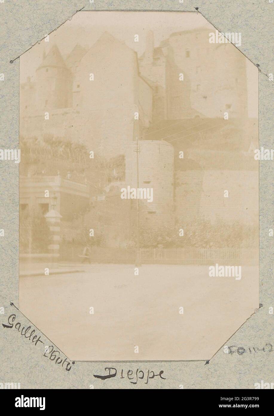 Außenansicht des Schlosses De Dieppe. Teil eines französischen Amateuralbums mit Fotos von Frankreich, Algerien, Palmyra, der Weltausstellung von 1900 und dem berühmten Fransen. Stockfoto