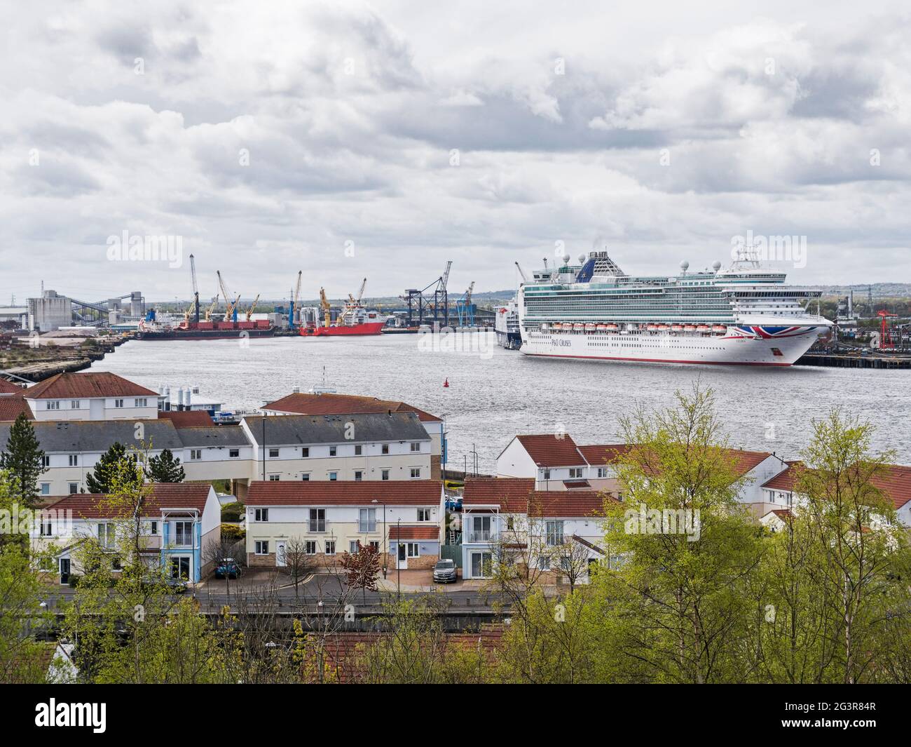 River Tyne mit Azura Cruise Liner und Arbeitskränen Stockfoto