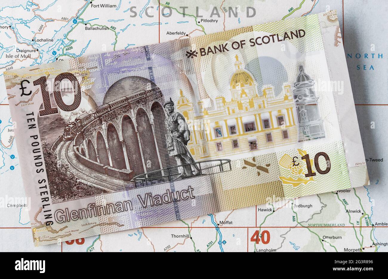 Schottische £10-Notiz mit dem Glenfinnan Viadukt auf einer Karte von Schottland und England Stockfoto