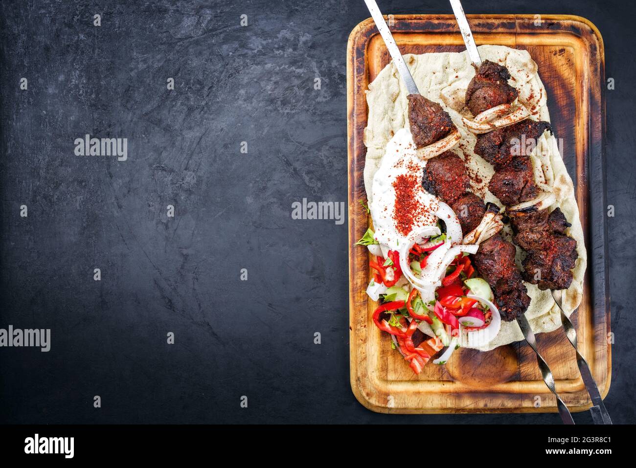 Traditioneller griechischer Souvlaki-Lammspieß mit Paprika Stockfoto
