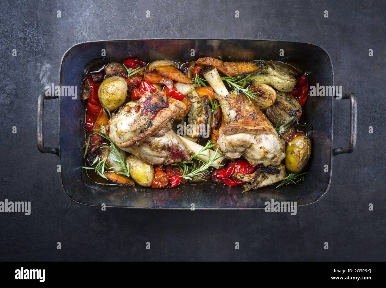 Traditionelle geschmorte Lammkeule mit Auberginen Stockfotografie - Alamy