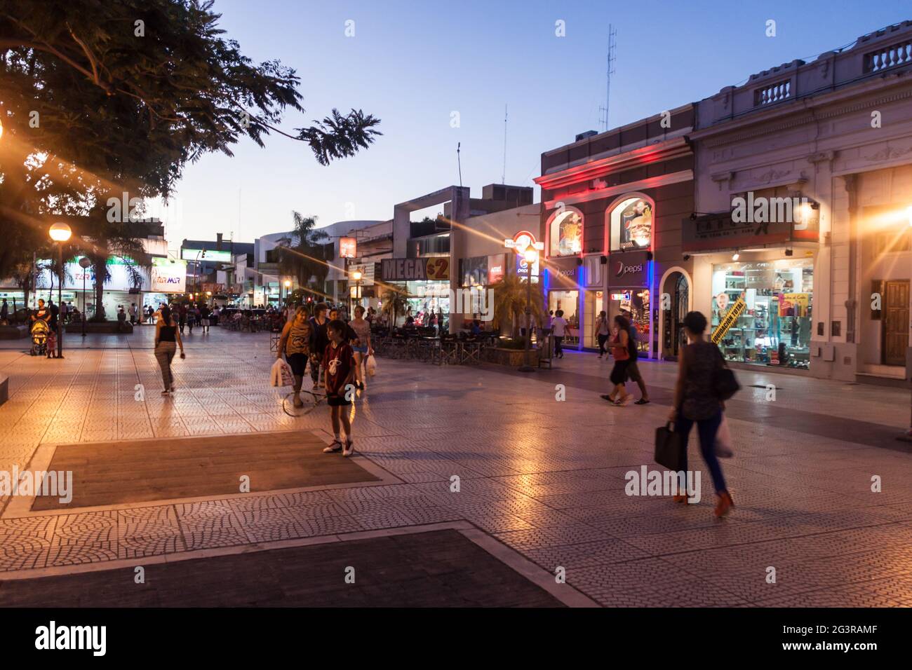 CORRIENTES, ARGENTINIEN: 11. FEB 2015: Menschen gehen in Corrientes, Argentinien, auf einer Straße Stockfoto