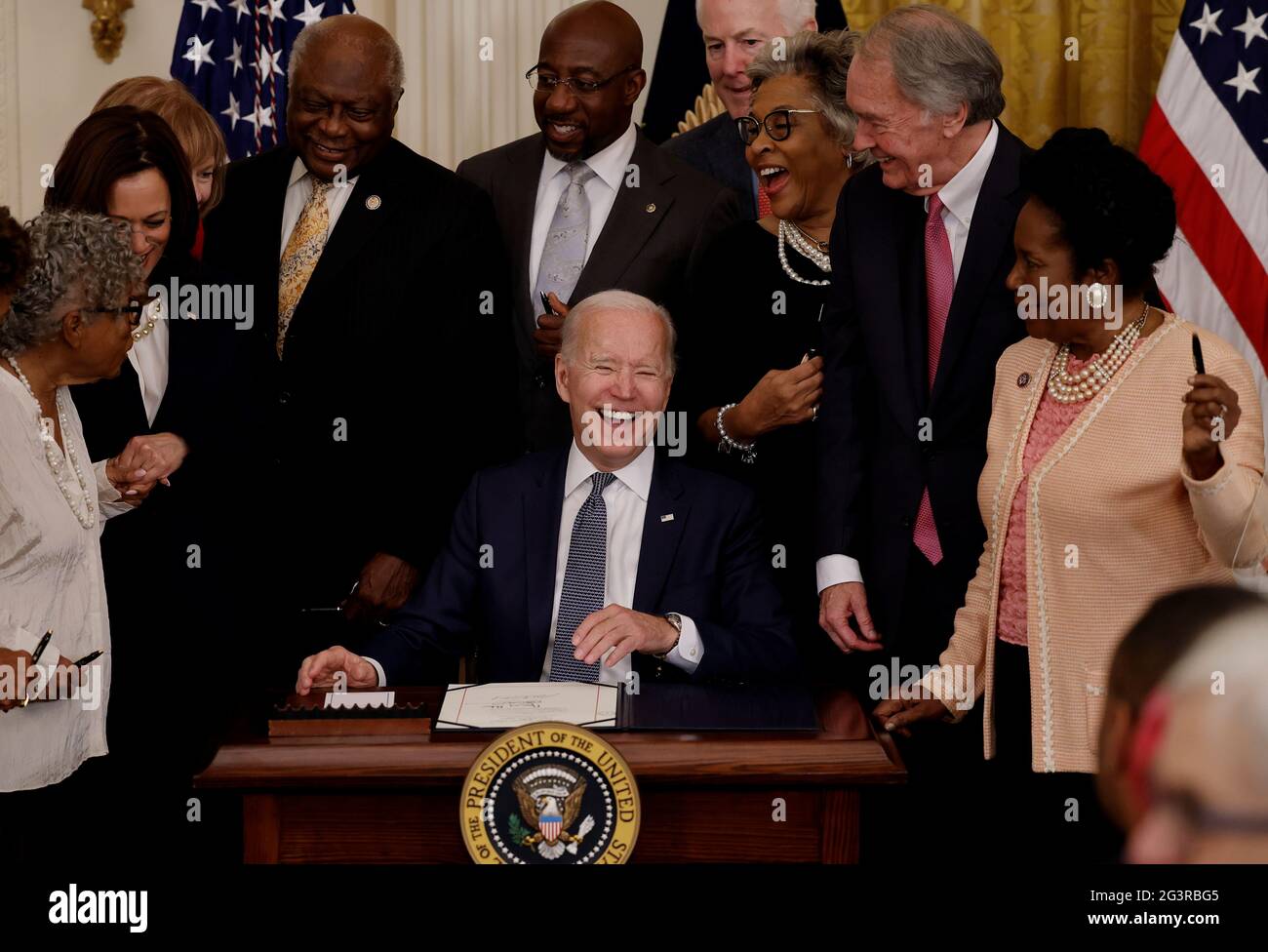 US-Präsident Joe Biden lacht mit Vizepräsident Kamala Harris und Mitgliedern des Kongresses, als er den Juneteenth National Independence Day Act in Kraft tritt, während Vizepräsident Kamala Harris im East Room des Weißen Hauses in Washington, USA, 17. Juni 2021, zugegen ist. REUTERS/Carlos Barria Stockfoto