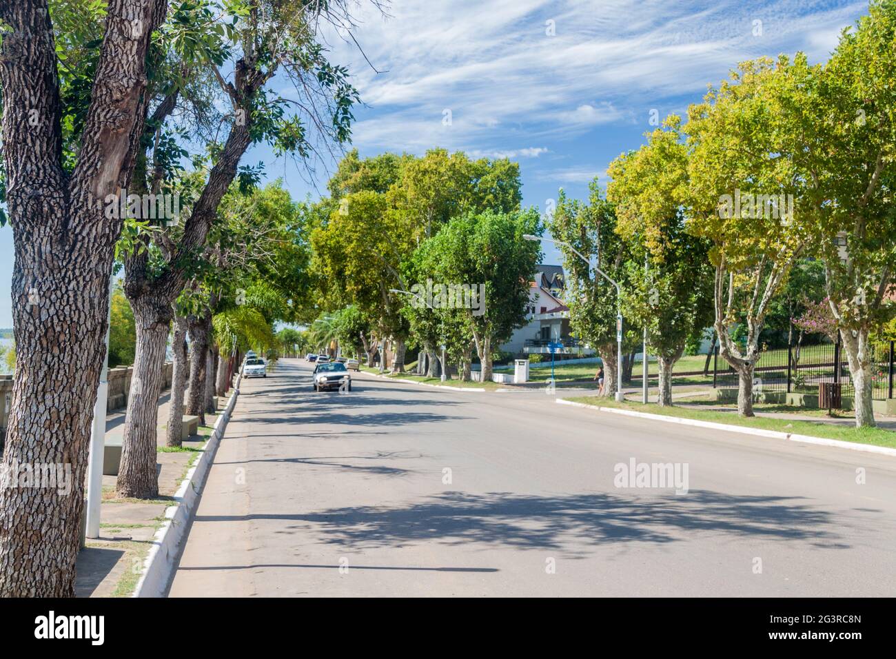 COLON, ARGENTINIEN: 17. FEB 2015: Riverside Road neben dem Strand in Colon, Argentinien Stockfoto