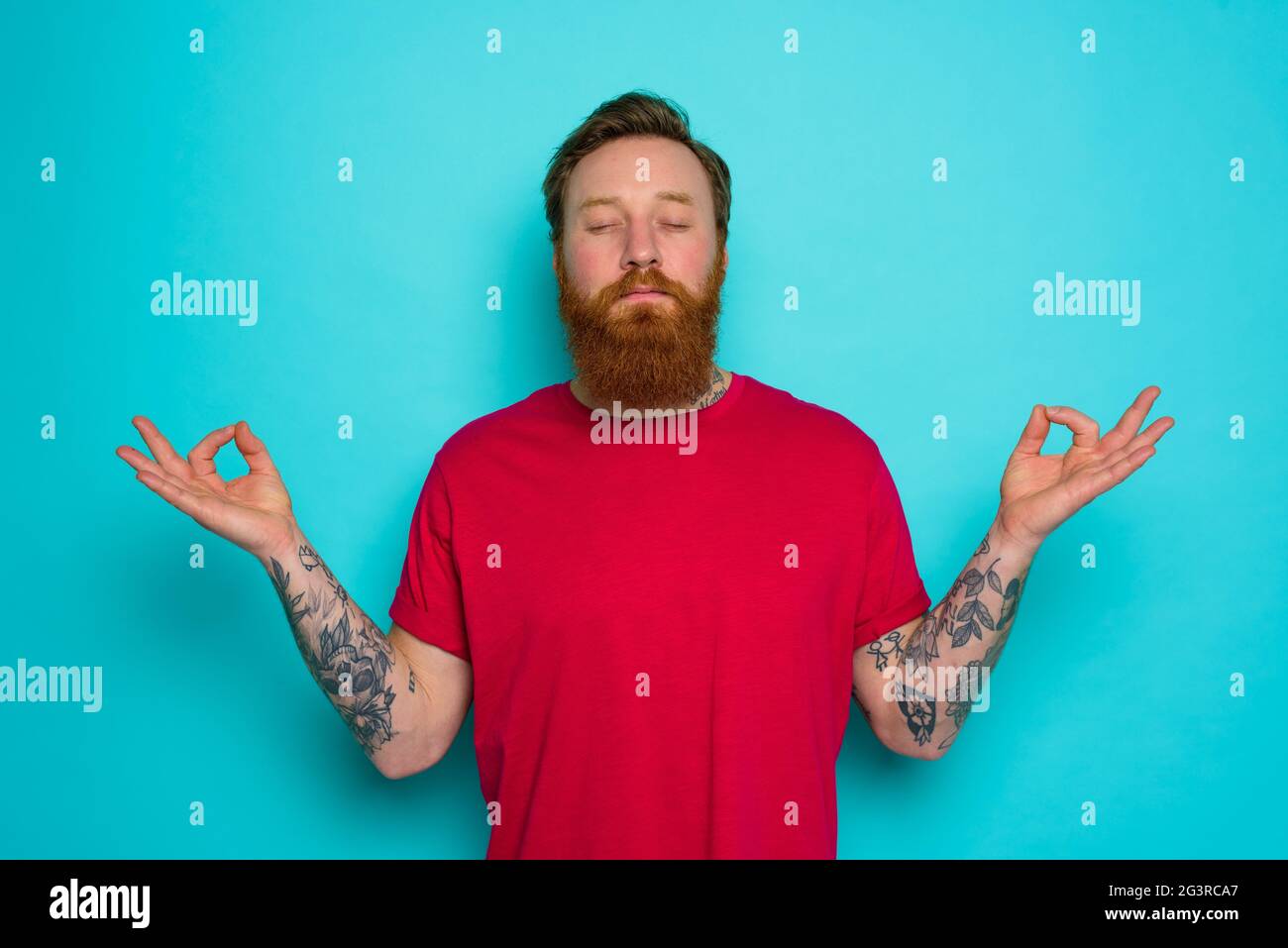 Der Mensch ist total entspannt in der Yoga-Position Stockfoto