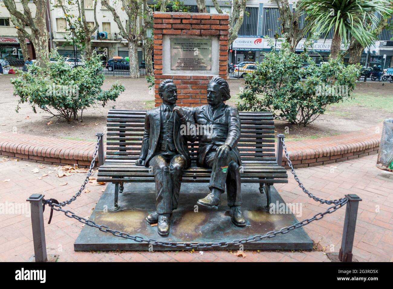 MONTEVIDEO, URUGUAY - 19. FEBRUAR 2015: Denkmal der Begegnung von Carlos Vaz Ferreira und Albert Einstein auf dem Platz Plaza de los Treinta y Tres in Montevideo Stockfoto