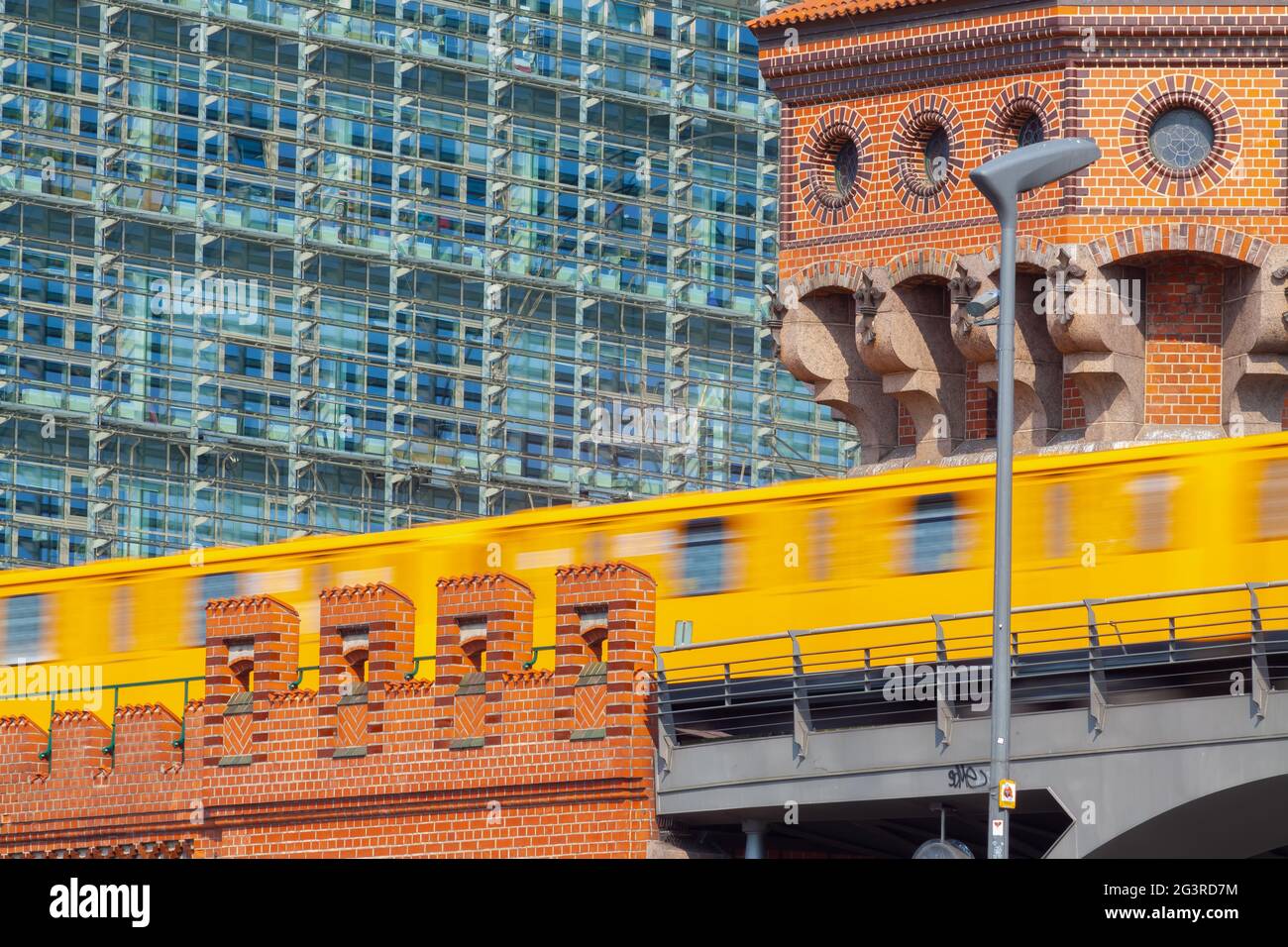 Die Berliner U-Bahn überquert die Oberbaum-Brücke, Friedrichshain/Kreuzberg, U1, U2 Stockfoto