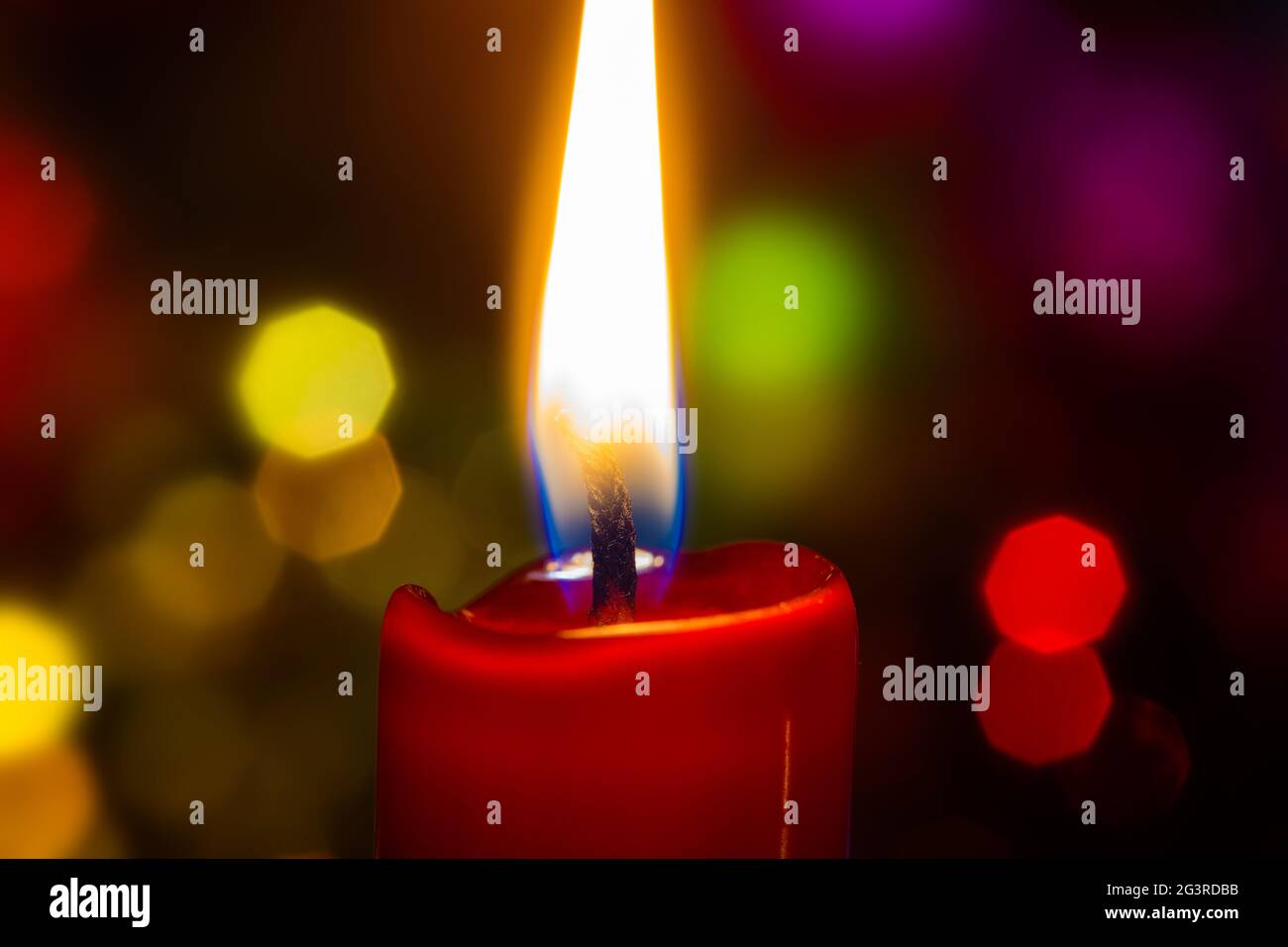 Weihnachten, Weihnachtskerze, erstes Advent, Kerze angezündet, weiches Bokeh, Kerzenlicht, Nahaufnahme, Flamme Stockfoto