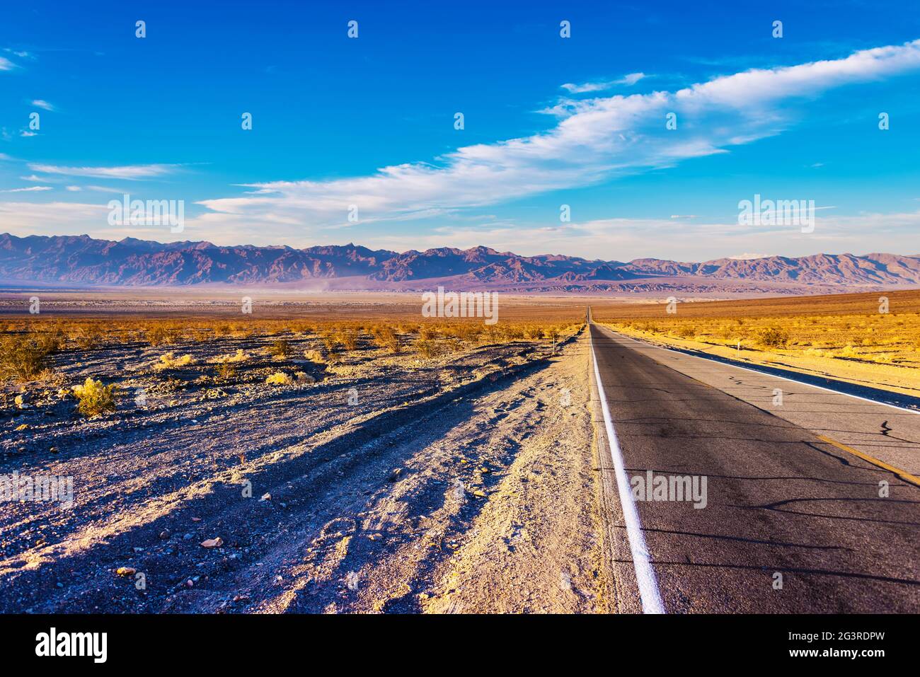 Death Valley Mojave Street, Autobahn, Weitwinkel Stockfoto