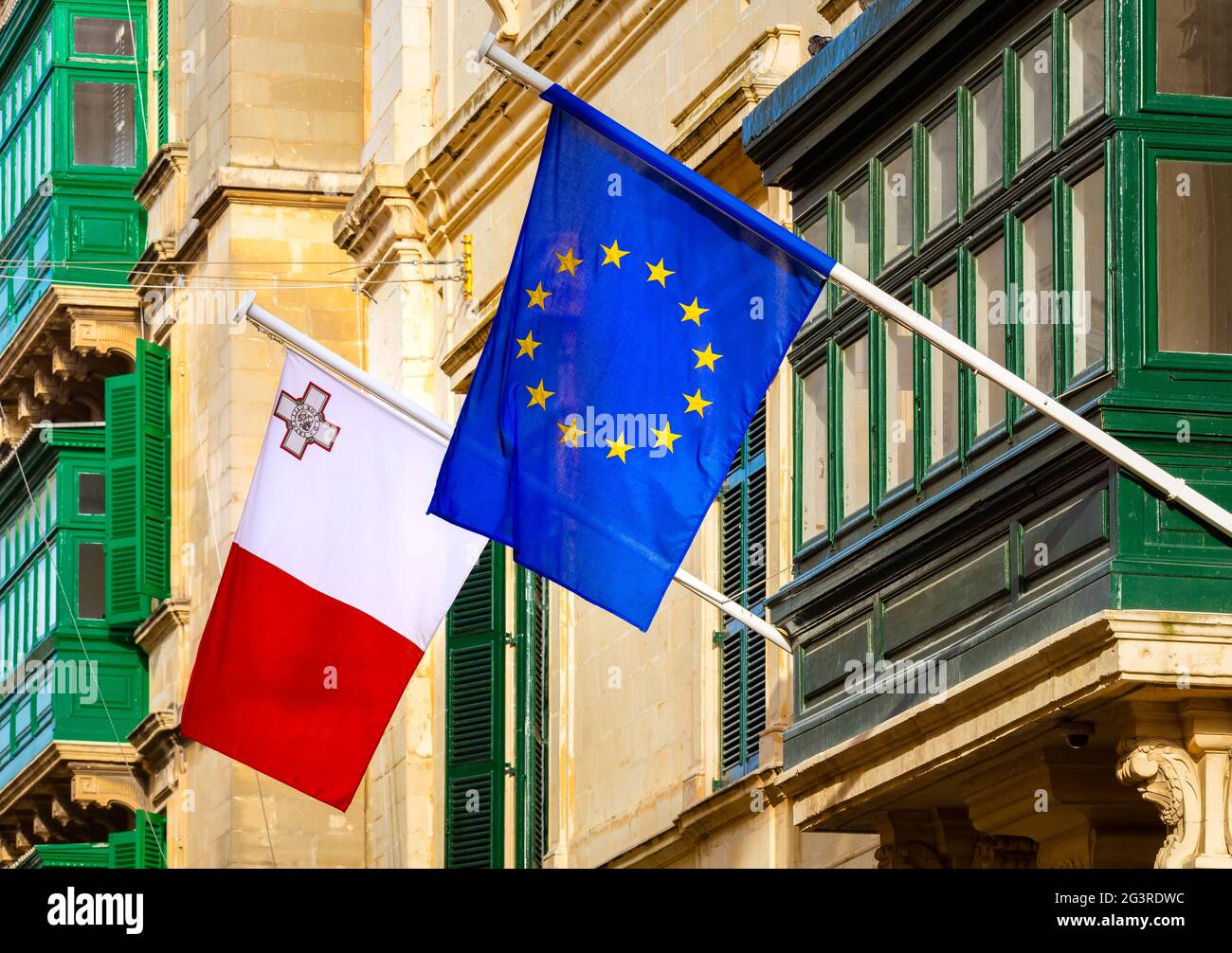 Malta Valletta Europäische Union, EU-Mitgliedschaft, Flaggen Malta Flagge, europäische Flagge Regierungsministerium Stockfoto