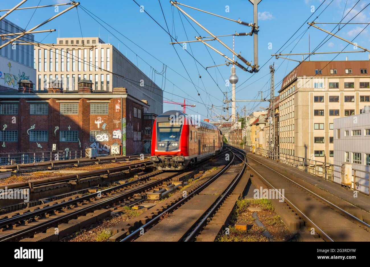 Berlin: Moderner DB Regio-Zug kommt am Bahnhof Friedrichstraße an, Fahrt nach Berlin, Innenstadt Stockfoto