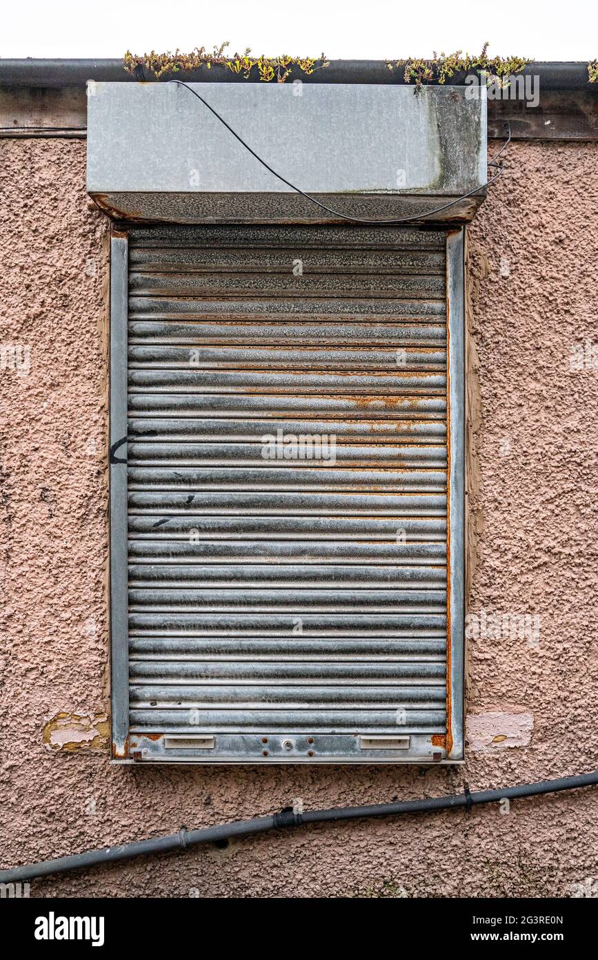 Rollladen aus Metall am Straßenfenster Stockfoto