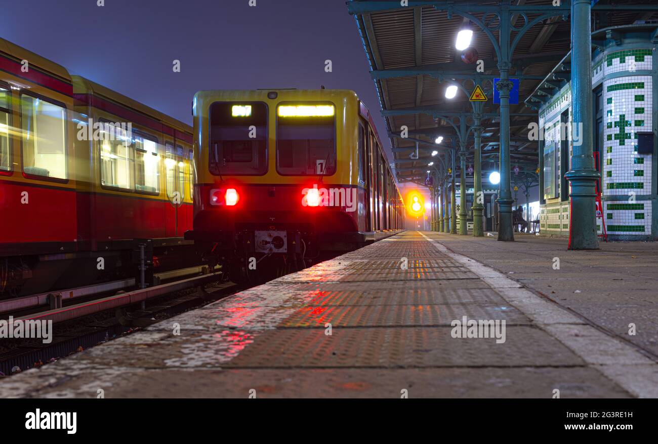 Berliner S-Bahn am frühen Morgen, Rush Hour, öffentliche Verkehrsmittel Stockfoto