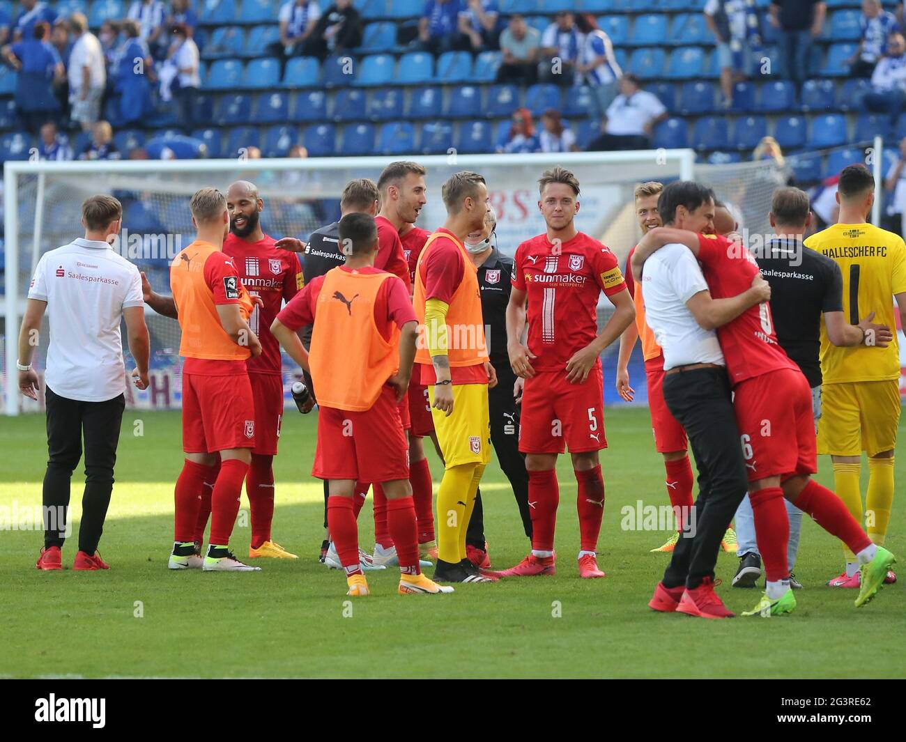 Team Cheers von Hallescher FC DFB 3rd League Saison 2020-21 Stockfoto