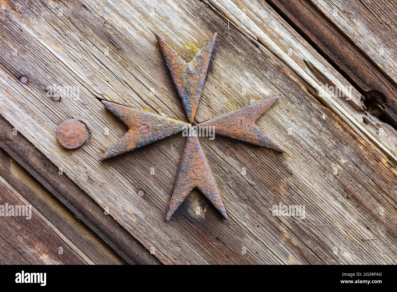 Malta: Altes Malteserkreuz vor der mittelalterlichen Tür, Geschichte von Malta, Nächte des Hl. johannes, Valletta Stockfoto