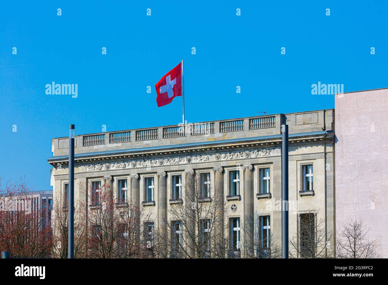 Berlin: Schweizer Botschaft, Schweizer Flagge, Regierungsbezirk, Botschafter, Diplomatie Stockfoto