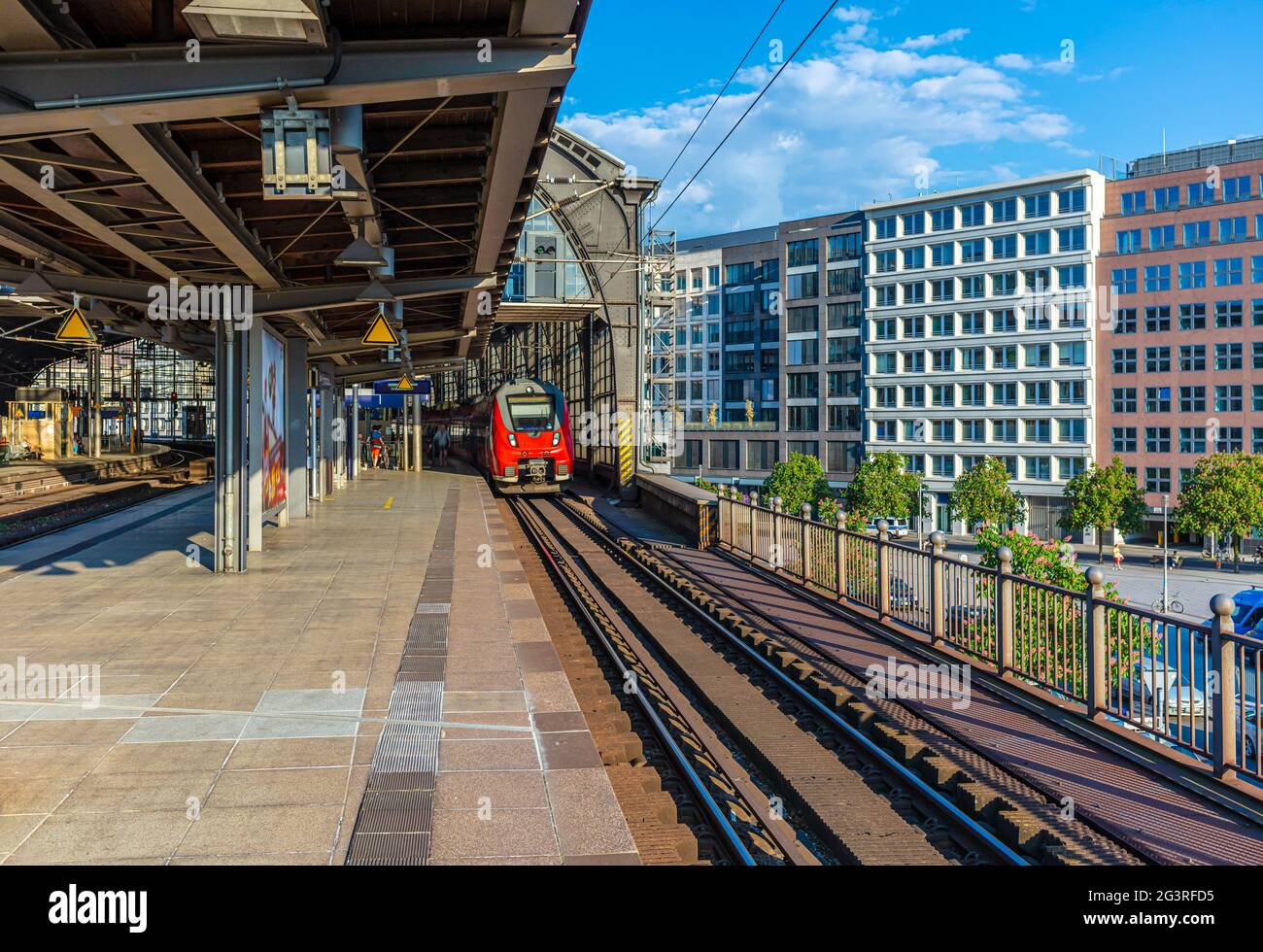 Deutschland, Bahnhof Berlin Friedrichstraße, moderner Zug der Deutschen Bahn kommt an Stockfoto