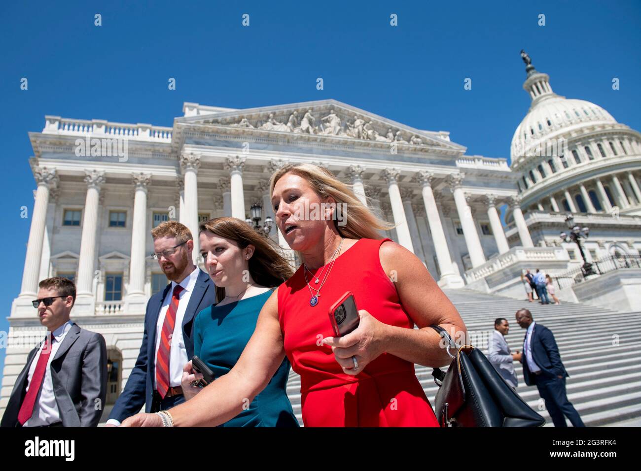 Die Vertreterin der Vereinigten Staaten, Marjorie Taylor Greene (Republikaner von Georgien), kommt zu einer Pressekonferenz über die Aufsicht von Vizepräsident Harris über die Grenzkrise, außerhalb des US-Kapitols in Washington, DC, am Donnerstag, den 17. Juni 2021. Kredit: Rod Lamkey/CNP /MediaPunch Stockfoto