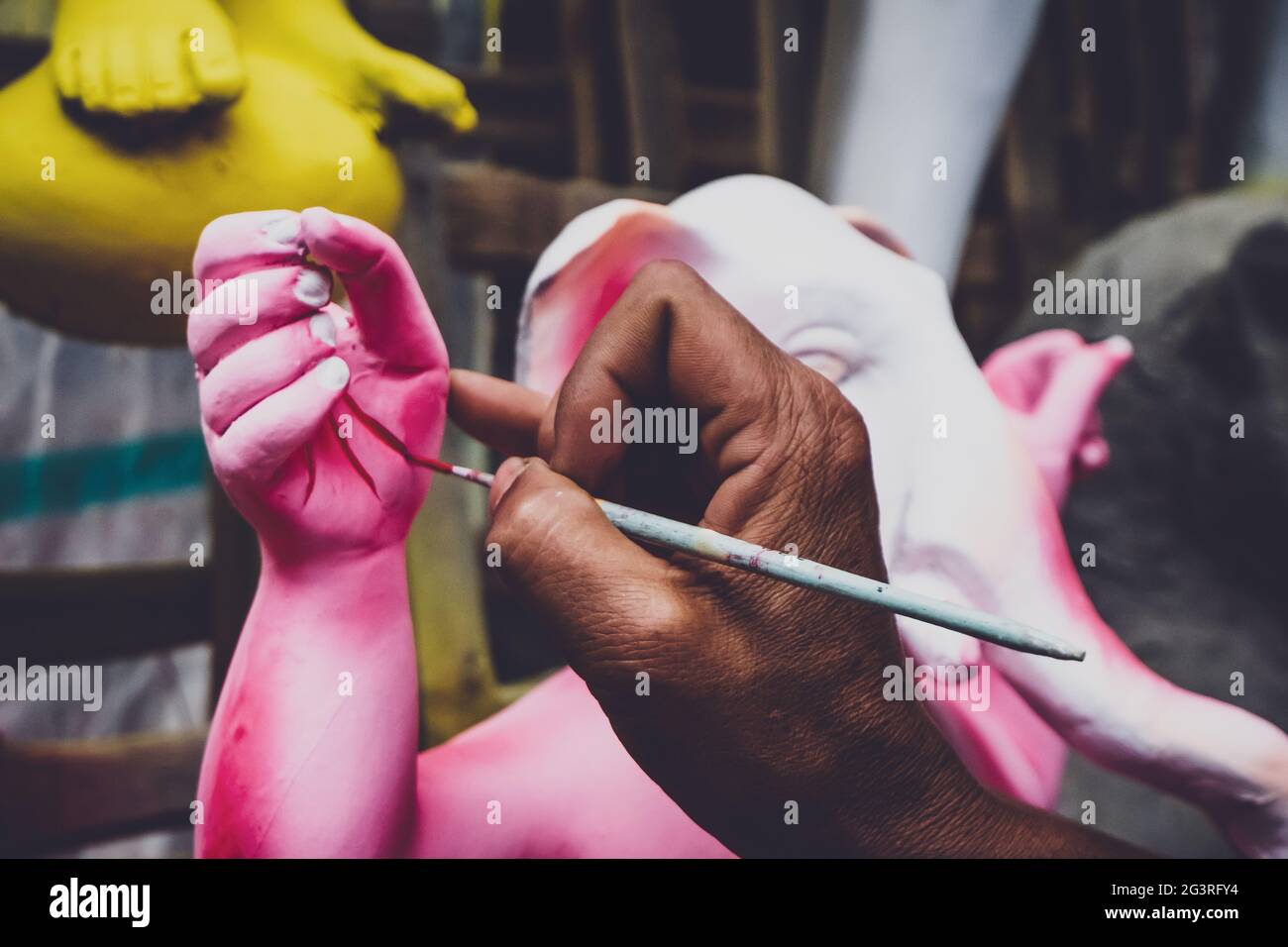Nahaufnahme eines Mannes, der auf einer Elefantenstatue gemalt hat Stockfoto