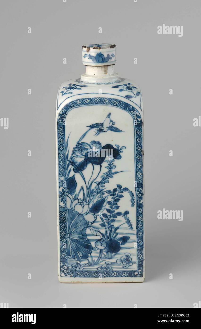 Flasche. Die Form dieser Porzellanflasche basiert auf einem europäischen Glasmodell. Die quadratische Form solcher stabilen Porzellanflaschen war an Bord von VOC-Schiffen sehr praktisch: Sie konnten bequem in Truhen, die ‘kelders’ (Keller) genannt wurden, verpackt werden. Stockfoto