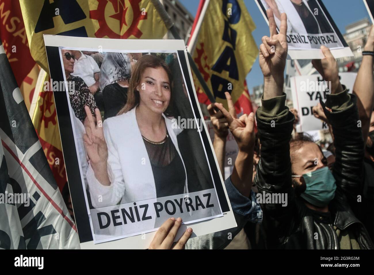 Ein Protestler hält ein Plakat mit einem Foto von Deniz Poyraz, der bei einem bewaffneten Angriff auf das Hauptquartier der Demokratischen Partei der Völker in Izmir während einer Demonstration getötet wurde.Menschen protestierten gegen den bewaffneten Angriff auf das Büro der Demokratischen Partei der Völker, Izmir, den bewaffneten Angreifer Onur Gencer, Der heute gegen 11:00 Uhr in Izmir zum Hauptquartier der pro-kurdischen Demokratischen Partei der Völker kam, tötete einen 40-jährigen Angestellten Deniz Poyraz. Der Schütze, der zufällig mit einer Waffe umherschoss, wurde später von der Polizei gefangen und in Gewahrsam genommen. In seiner ersten Erklärung sagte der Angreifer das Stockfoto